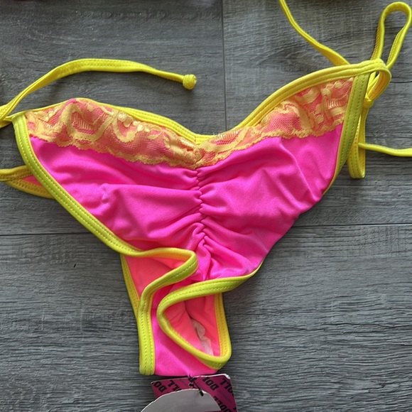 Bikinis - Picture 7 of 8